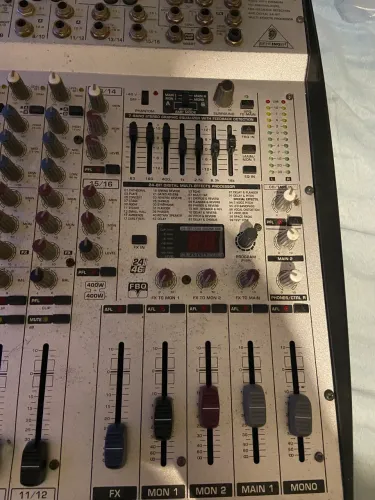 Mesa de som Behringer