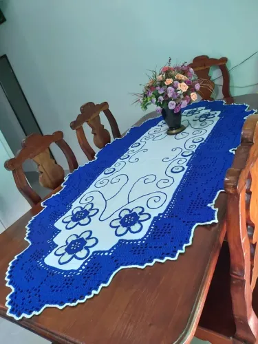 Trilho de mesa artesanal bordado em crochê azul e branco 100cmx185cm