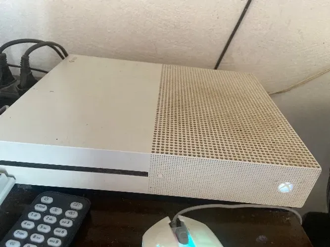 Xbox one s 500 gb (sem controle, precisa de manutenção )