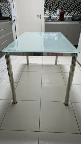 Mesa escritório TokStok tampo de vidro