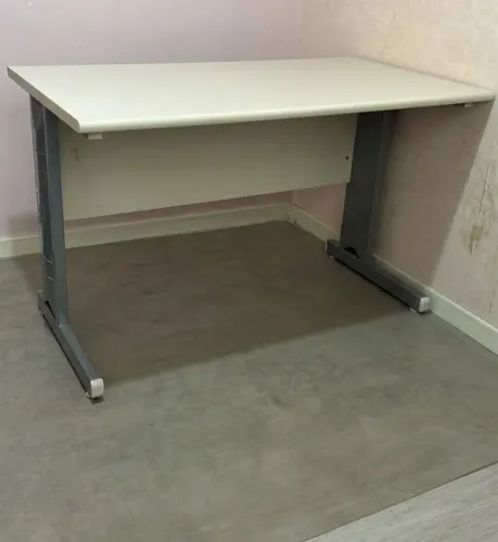 Mesa cinza para escritório.
