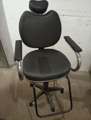 Vendo cadeira para barbearia ou salão feminino com o valor muito baixo
