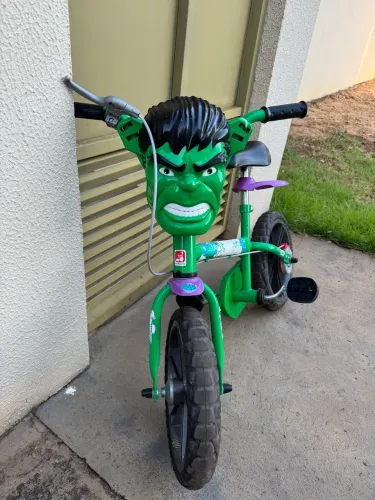 Bicicleta infantil com rodinhas do Huck.