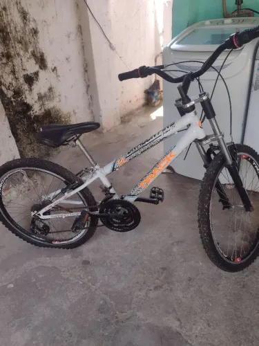 Bicicleta aro 26 alguns ferrugem e o passador de. Macha esta quebrado mas anda normal 