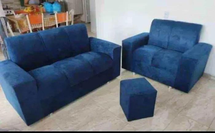 Sofá confortável 2e3 lugares acompanha um puff