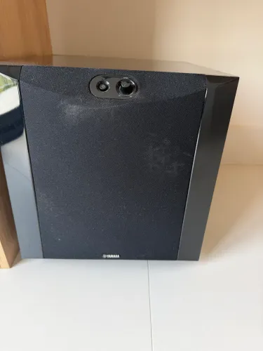 ? Subwoofer Yamaha NS-SW100 - Graves Potentes e Alta Qualidade