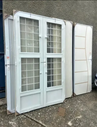 Porta Dupla Ferro Pintura Eletrostática (NÃO ACOMPANHA OS VIDROS)
