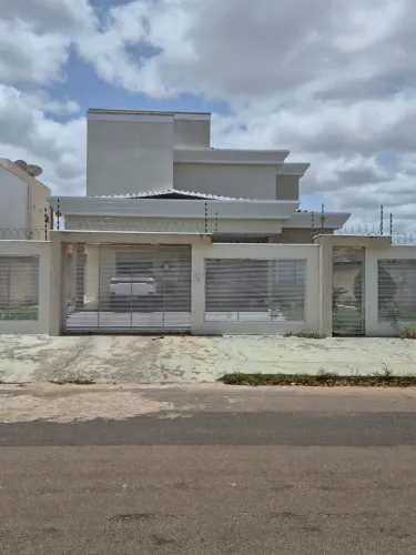 VENDO UMA CASA LINDA E BEM LOCALIZADA
