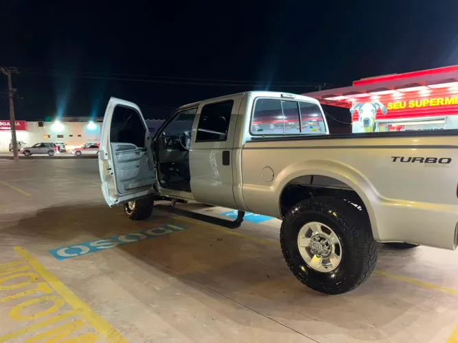 Ford F-250 XLT 4.2 TB Diesel 2005