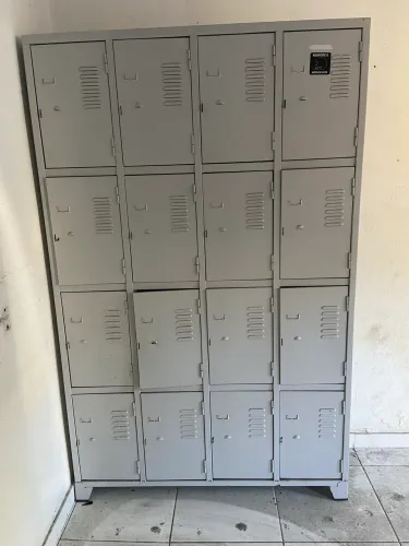 Armário de ferro com 16 repartições