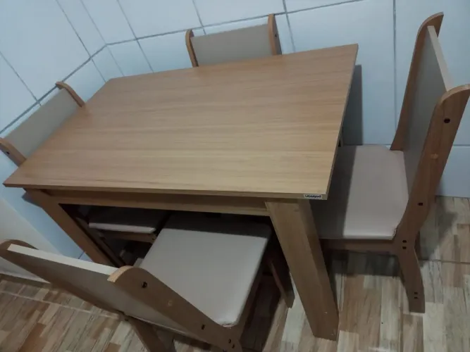 Mesa c/ 4 cadeiras (apenas 6 meses de uso)