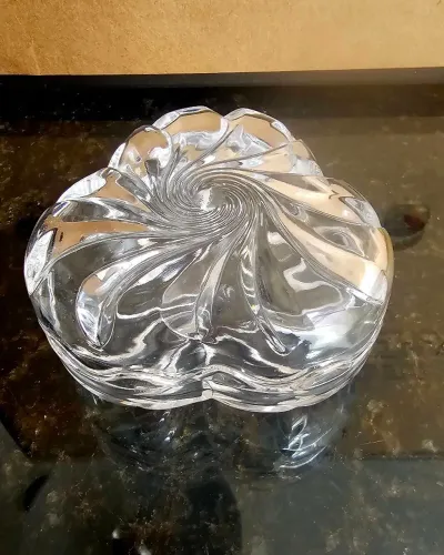 Caixinha triangular em cristal com tampa  toda lapidada. Decorativo