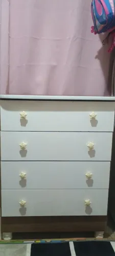 Vendo cômoda infantil, puxadores de estrela.