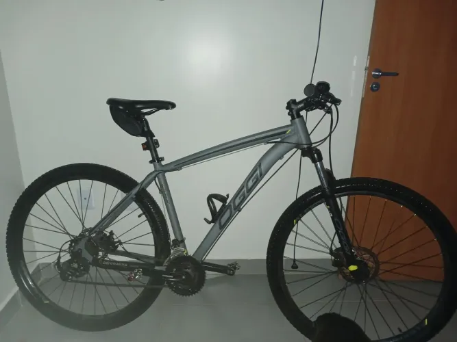 Bicicleta OGGI Hacker Sport 29 21V + acessórios