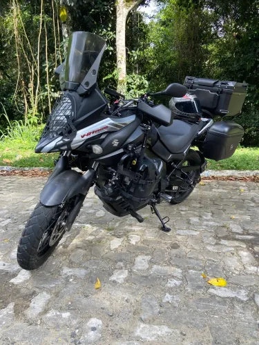 Vstrom 650 XT extremamente confiável, muito bem cuidada usada somente em viagens.