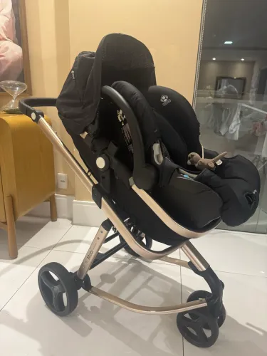 Carrinho de bebê Mobi rosê com bebê conforto