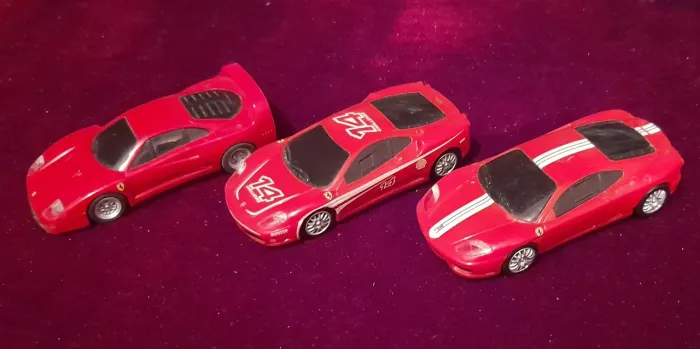 3 Carrinhos (Shell/Ferrari Vermelha) Plástico 1:38 Aprox. 12cm