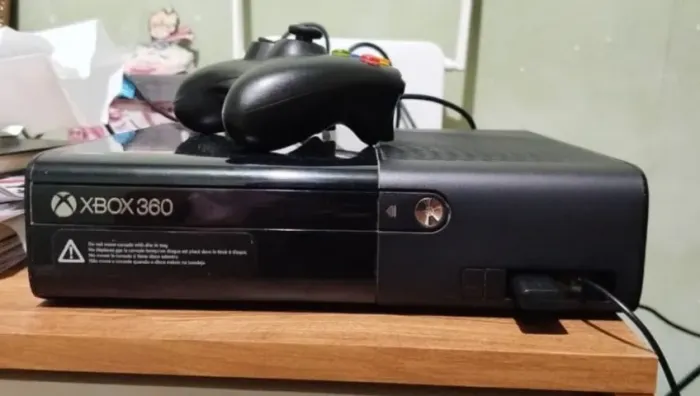 Xbox 360 SUPER SLIM 4 GB ORIGINAL (com Kinect) + 12 JOGOS!