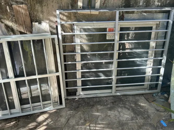 Duas janelas com grade alumínio reforçado