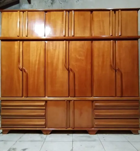 Guarda roupa de Madeira