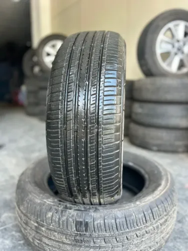 Par de pneus importados 215/60/17 semi novo