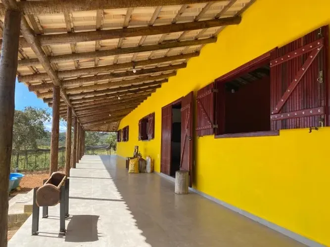 Sitio 1.800m², construção nova, acabamento de primeira linha, 2 km do asfalto.