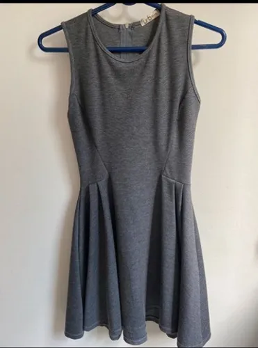 Vestido curto sem mangas TAM P
