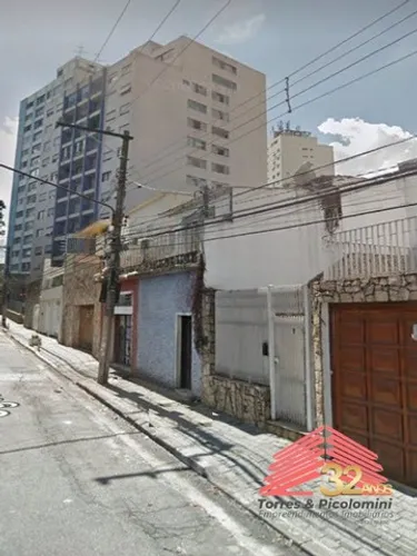 Casa em frente ao Clube Atlético Juventus. Local excelente para uso comercial e ou residen