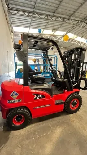 Locação de empilhadeira 2,5 t / Diesel