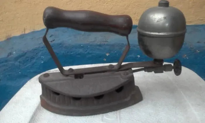 ferro de passar roupa antigo