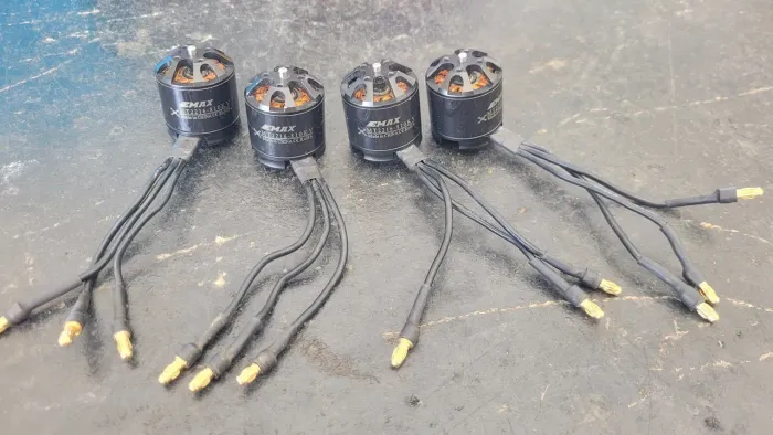 Motor drone EMAX 810kv 3s