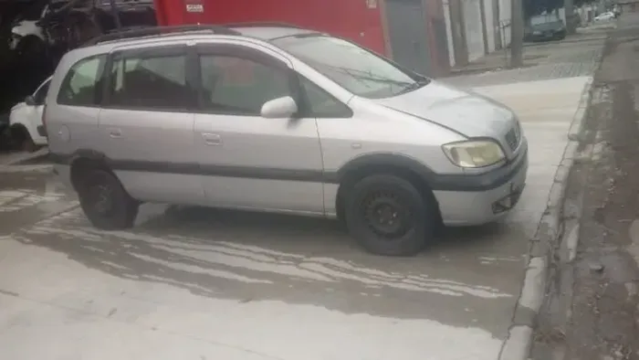 Sucata Chevrolet Zafira 2002 Prata Disponível para retirada de peças