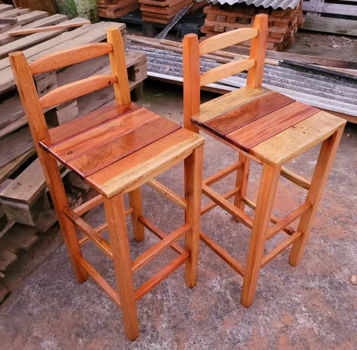 Banqueta alta com encosto