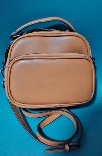 Bolsa de mão ou alça transversal compacta em Couro Sintético - Marrom