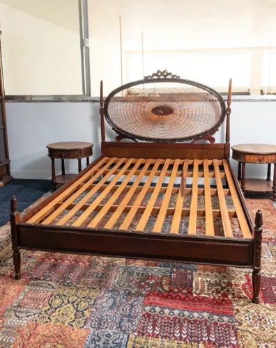 Cama de Casal Modelo Luiz XVI Vintage, Anos 50. Medindo 1,88 comp. x 1,38 larg.