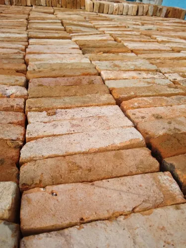 Tijolo de demolição antigo para construção e decoração