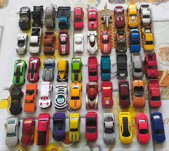 Hot wheels e diversas marcas 50 unidades
