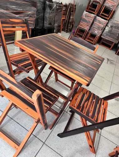 Conjunto de mesa e cadeiras de madeira dobráveis