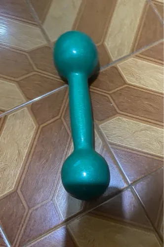 Um único halter de 3kg emborrachado de academia cor verde