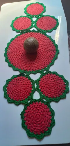 Centro de mesa de crochê artesanal,medida 1,00x0,34cm
