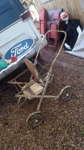 Carrinho de bebê antigo