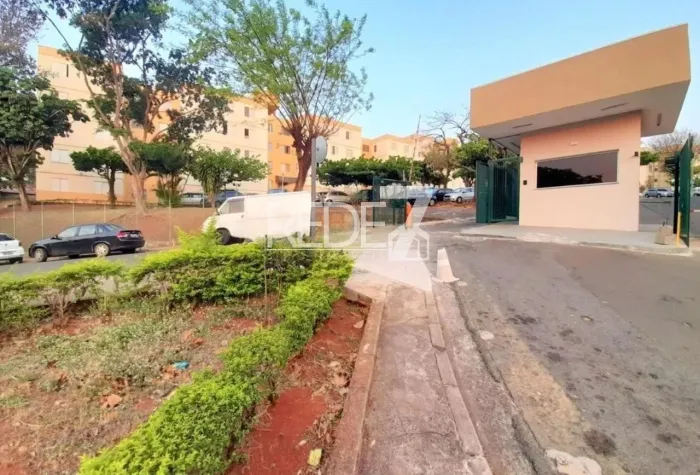 Apartamento à Condomínio Bandeirantes em Campinas: 2 quartos, 2 salas, 1 banheiro, 2 vagas