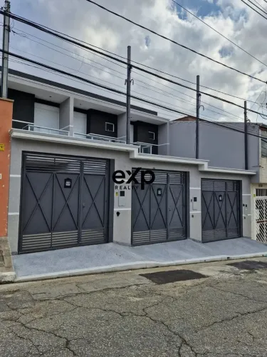 Lindo Sobrado ä venda R$ 690.000,00, 3 dormitórios 1 suíte, excelente localização.