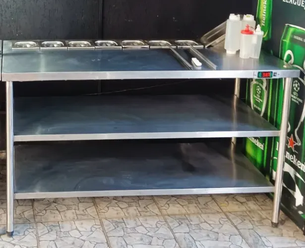 Mesa Quente de Montagem Inox da marca Wave - Acompanha o kit de GNs e Tampas
