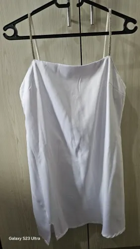 Vestido Branco com alças brilhantes e fenda (C&A)
