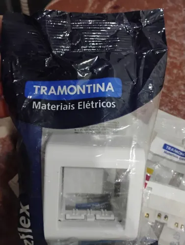 Caixa de sobre por Tramontina com 2 tomadas 10A elétrica 