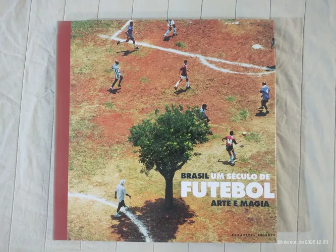 Livro "Brasil, um século de futebol, arte e magia.*