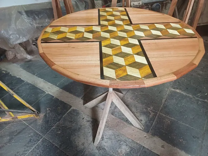 Mesa de jantar artesanal com design geométrico