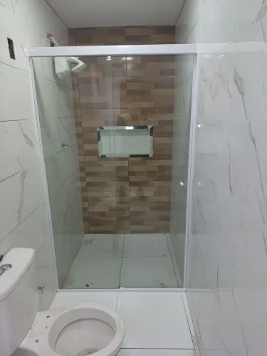 Box para banheiro, espelhos, gabinete para pias, portas sobre trilhos, janelas, varandas, 