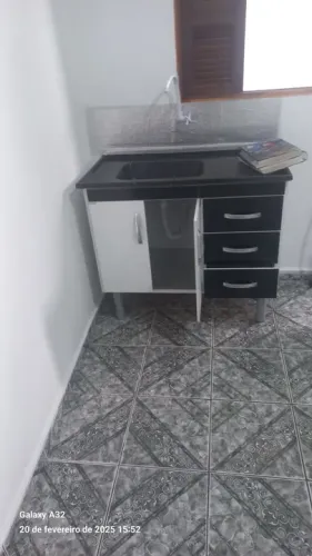 Armário de cozinha com pia e gabinete